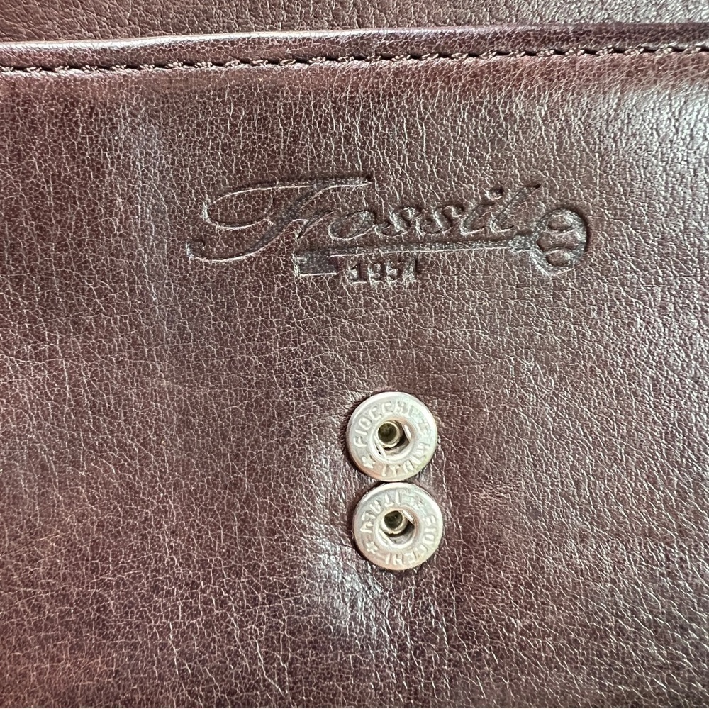 FOSSIL BI-FOLD VINTAGE WALLET. ID Slot + 4 card slots. 5 slip pockets. 2zipper